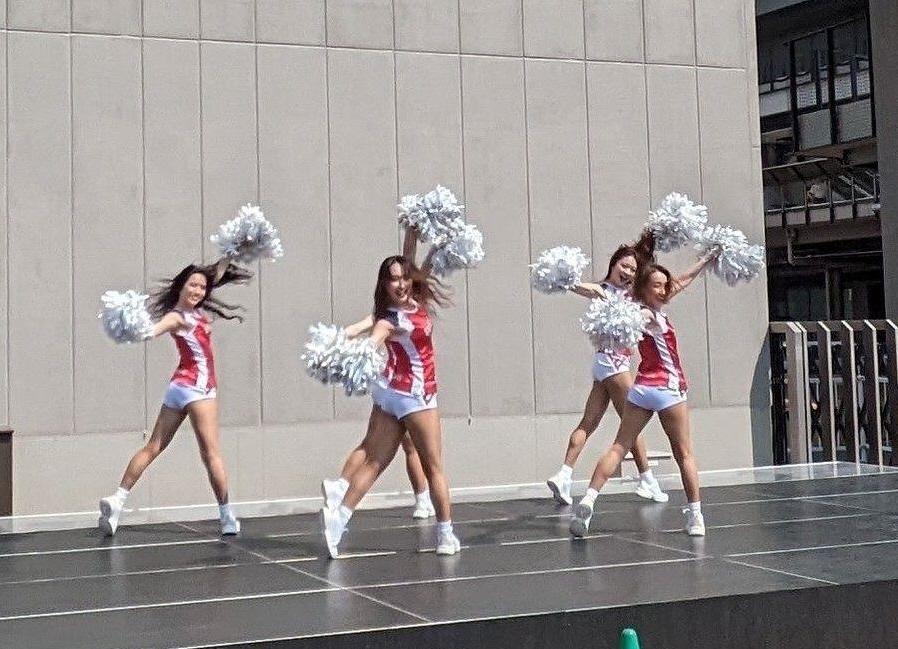 　ダンスパフォーマンスをする千葉ジェッツフライトクルーチアリーダーズ「ＳＴＡＲ　ＪＥＴＳ」