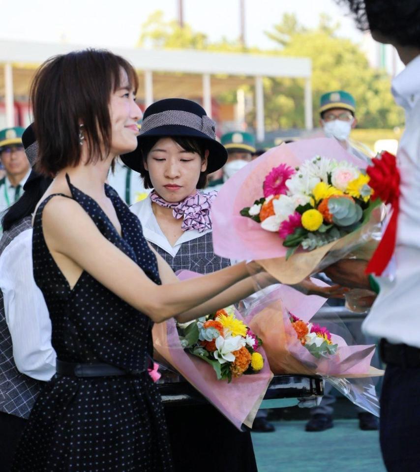 　表彰式で花束を渡す松本まりか