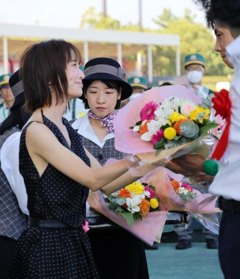 　表彰式で花束を渡す松本まりか