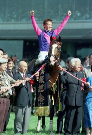 宝塚記念を制したメイショウドトウと安田康彦＝２００１年６月２４日