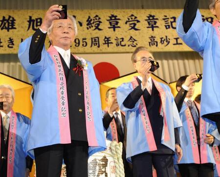 旭日小綬章の受章記念祝賀会で乾杯する松本好雄氏、奥右端は武豊＝２０１１年２月２１日