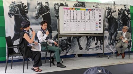 音無秀孝元調教師（右）と予想を披露する中山優馬（中央）