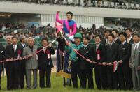 フェブラリーＳを制したメイショウボーラーと福永祐一騎手＝２００５年２月２０日