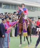 大阪杯を制したメイショウオウドウと飯田祐史＝２０００年４月２日、阪神競馬場