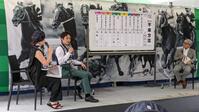 音無秀孝元調教師（右）と予想を披露する中山優馬（中央）