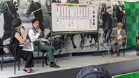 音無秀孝元調教師（右）と予想を披露する中山優馬（中央）