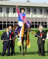 口取りで晴れやか表情を浮かべる武幸四郎。左は飯田明弘師、右は松本好雄オーナー＝２０１３年１０月１３日