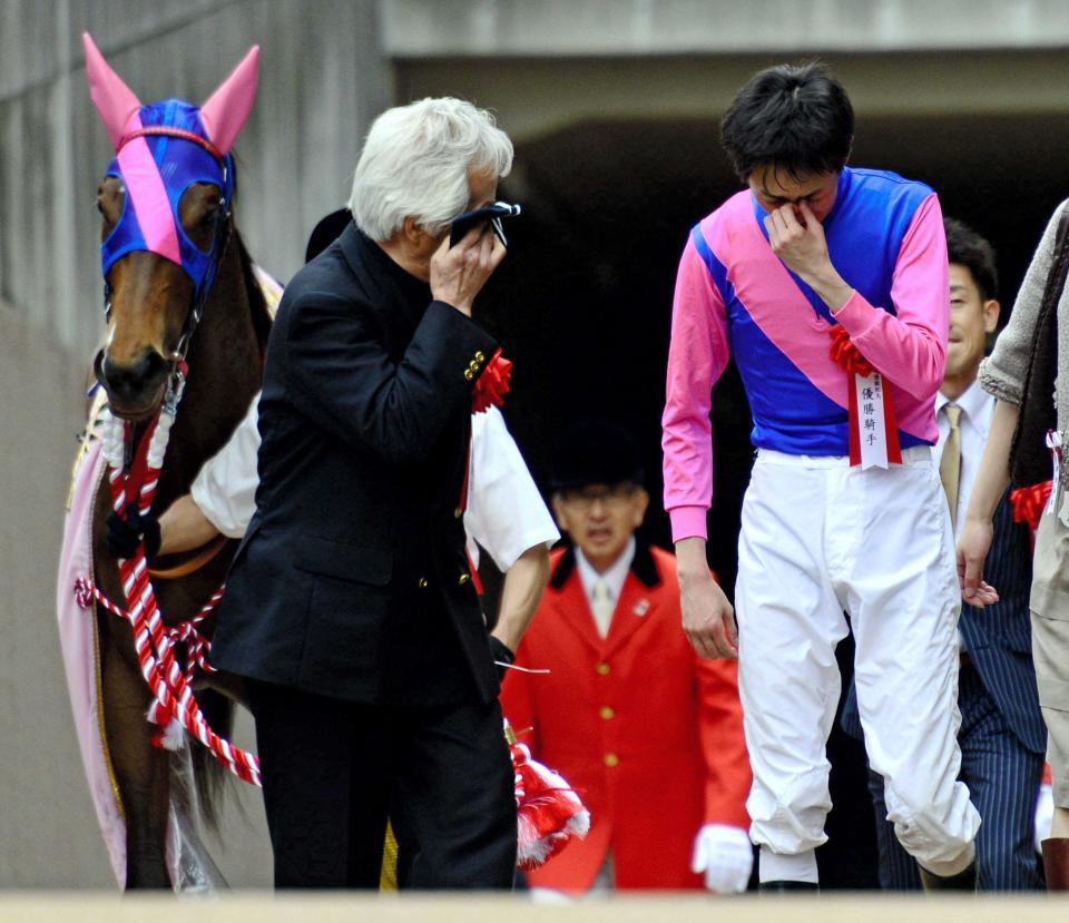 　メイショウマンボでオークスを制し涙する武幸四郎騎手（右）と松本好雄オーナー＝２０１３年５月