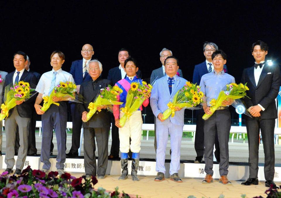 松本好雄オーナー（左から３人目）、浜中（同４人目）とプレゼンターを務めた福士蒼汰（右端）＝２０２３年６月２８日