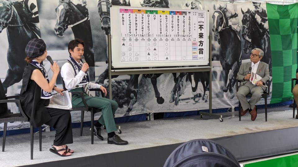 音無秀孝元調教師（右）と予想を披露する中山優馬（中央）
