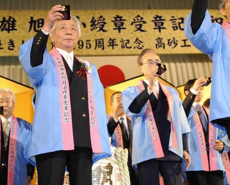 　旭日小綬章の受章記念祝賀会で乾杯する松本好雄氏、右端は武豊＝２０１１年２月