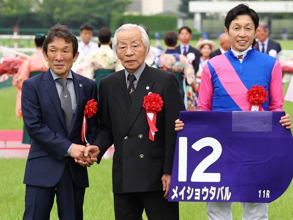 　６月１５日　メイショウタバルで宝塚記念を制し武豊（右）、石橋師（左）と喜ぶ松本オーナー