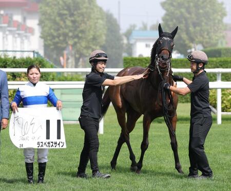 　札幌２Ｒを制したラスベガスサインと小林美駒（撮影・西岡正）