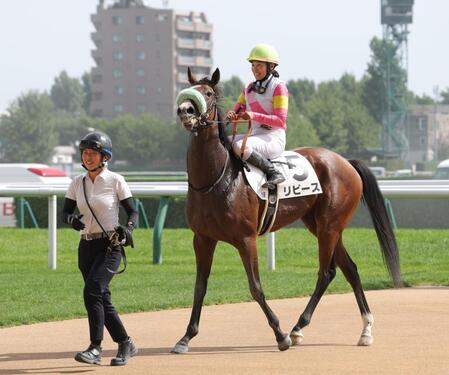 　札幌１Ｒを制したリピースと小林美駒（撮影・西岡正）
