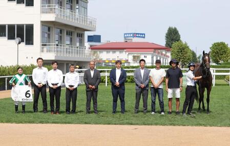 　札幌４Ｒを制したラファヴォリットと小林美駒（左）＝撮影・西岡正