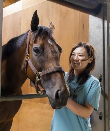 　モズメイメイと前川恭子師＝栗東トレセン（撮影・石湯恒介）