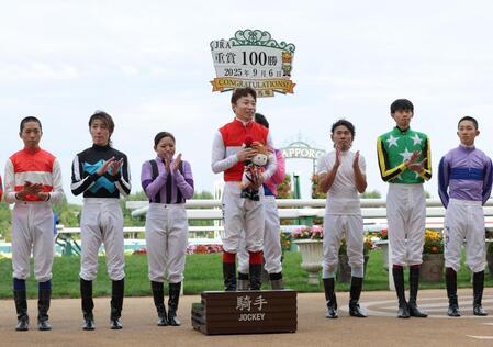 　通算重賞１００勝を祝福される池添（中央）＝撮影・西岡正
