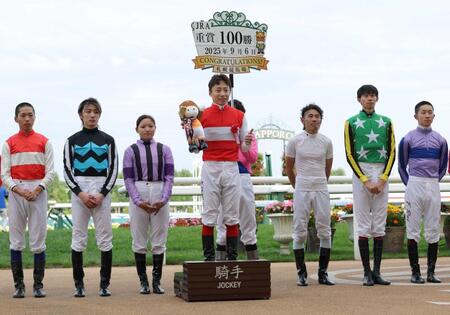 　ショウナンガルフで重賞通算１００勝を達成した池添（撮影・西岡正）　