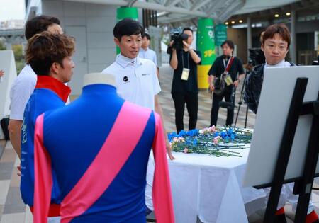 　勝負服や写真パネルを前に思い出を語る池添謙一（右端）や武豊（中央）ら（撮影・石湯恒介）