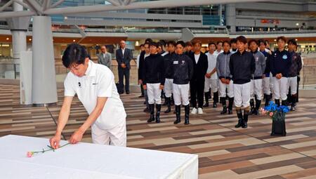 　献花台に花を手向ける武豊