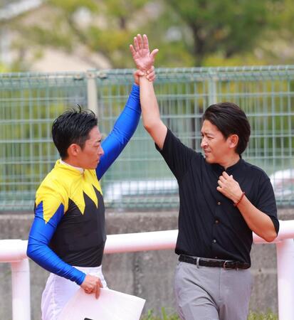 　２２００勝目をプレゼントしてくれた福永師（右）の右手を挙げる川田（撮影・石湯恒介）