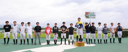 　ＪＲＡ通算２２００勝を達成した川田将雅（右から７人目）＝撮影・石湯恒介