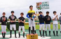 　ＪＲＡ通算２２００勝を達成した川田将雅（中央）＝撮影・石湯恒介