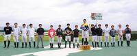 　ＪＲＡ通算２２００勝を達成した川田将雅（右から７人目）＝撮影・石湯恒介