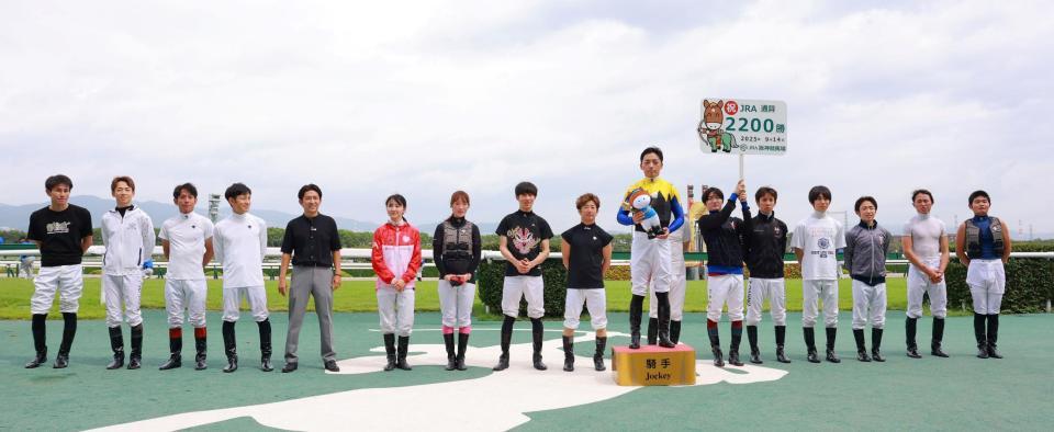 　ＪＲＡ通算２２００勝を達成した川田将雅（右から７人目）＝撮影・石湯恒介