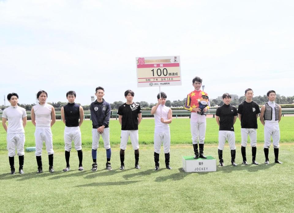 ４年連続１１回目の年間１００勝を達成した戸崎圭（右から４人目）＝中山競馬場
