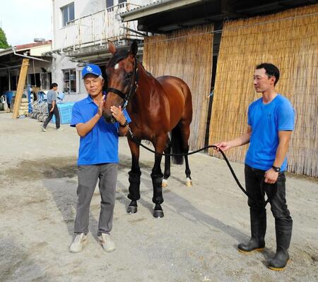 　アーモンドアイの初子アロンズロッドの復帰戦を待ちわびる国枝師（左）