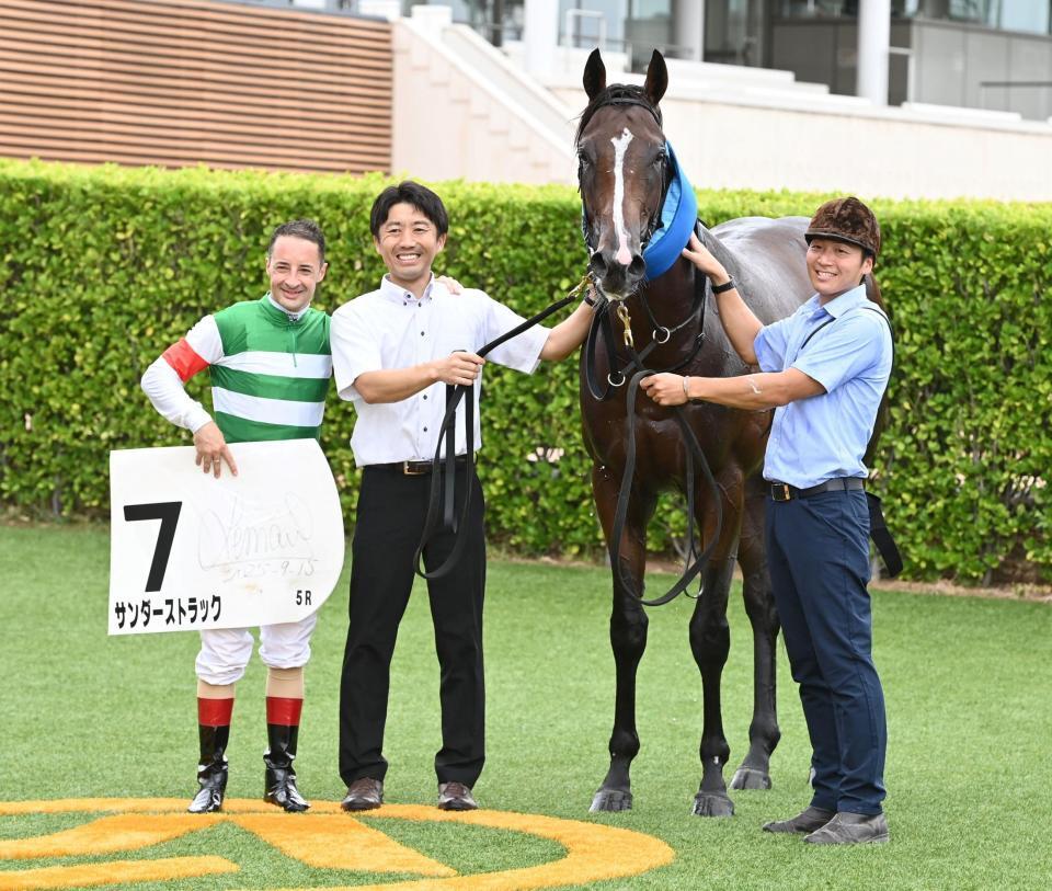 ５Ｒメイクデビュー中山を制したサンダーストラックとＣ　ルメール＝中山競馬場（撮影・持木克友）