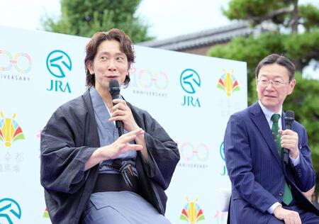 　京都競馬場開設１００周年記念セレモニーでトークショーを行った佐々木蔵之介（左）と京都競馬場の甲田啓場長