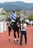 　新馬勝ちを飾った美容外科「高須クリニック」高須院長所有馬タカスタカスタカス