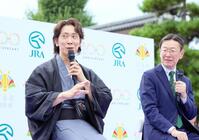 　京都競馬場開設１００周年記念セレモニーでトークショーを行った佐々木蔵之介（左）と京都競馬場の甲田啓場長
