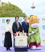 京都競馬場開設１００周年記念セレモニーに登場し、鏡割りを行う佐々木蔵之介（左から２人目）ら