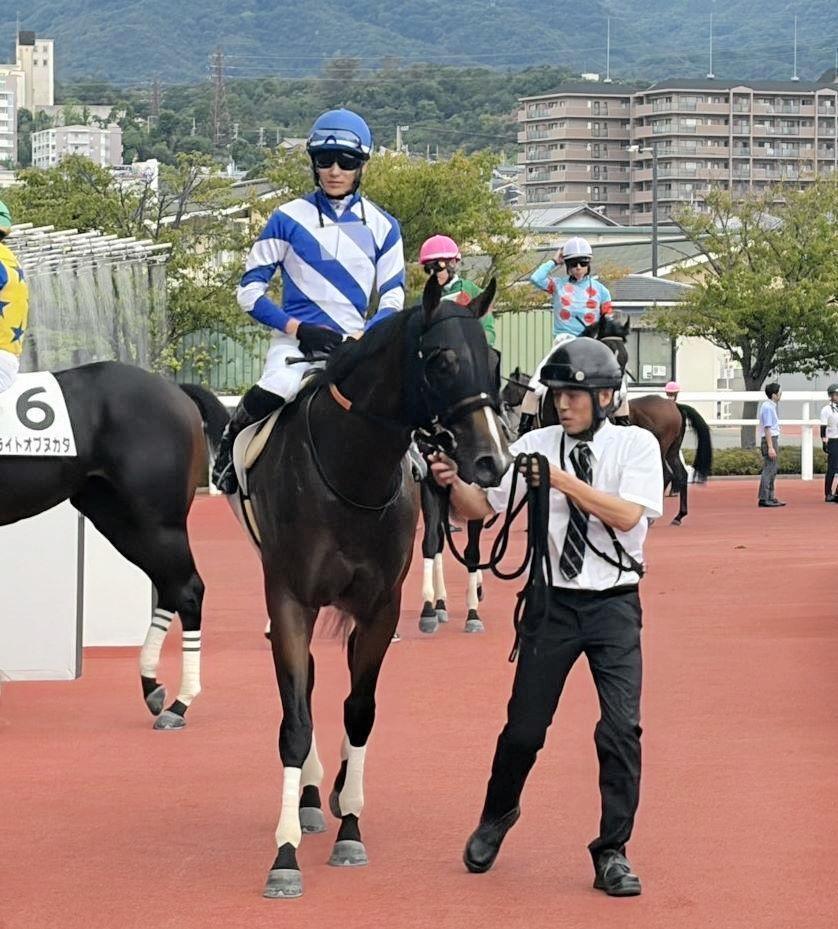 　坂井を背に新馬勝ちを飾った美容外科「高須クリニック」高須院長所有馬タカスタカスタカス