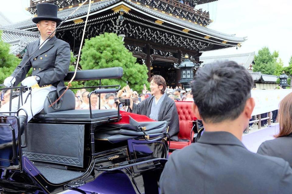 　馬車で登場した佐々木蔵之介