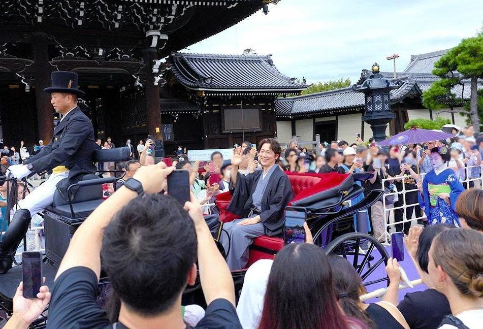 　舞妓さんとともに馬車で登場した佐々木蔵之介