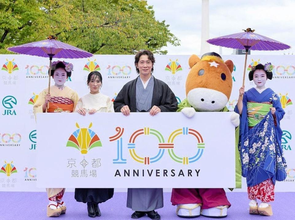　京都競馬場開設１００周年記念セレモニーに登場した佐々木蔵之介（中央）と細江純子氏（左から２人目）