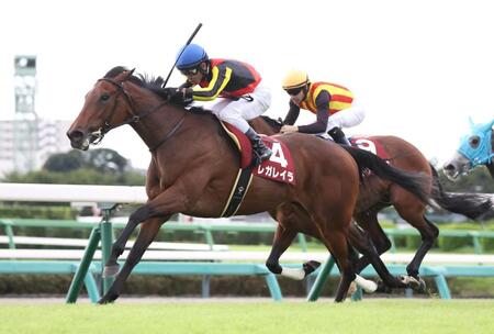 　ドゥラドーレスをかわすレガレイラ（手前）