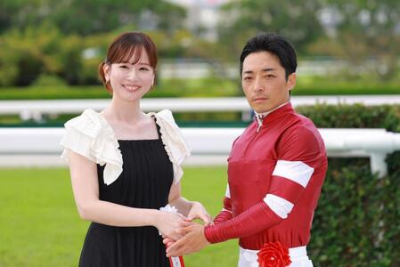 　プレゼンターを務めた皆藤愛子（左）と握手を交わす川田（撮影・石湯恒介）
