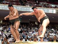 　若雅（左）を押し出しで破った丹治（撮影・佐藤厚）
