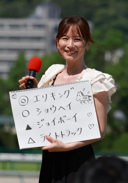 阪神競馬場に女神降臨！ 皆藤愛子が予想も大的中で場内大盛り上がり