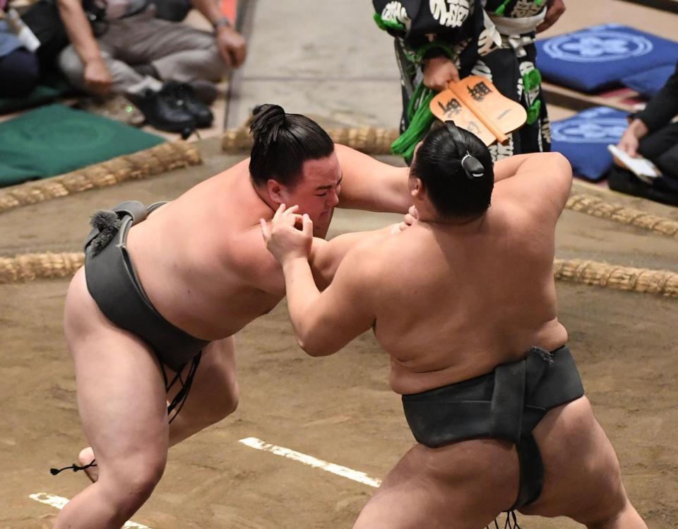 　若雅（右）を押し出しで破った丹治（撮影・園田高夫）