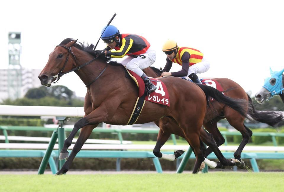 　ドゥラドーレスをかわすレガレイラ（手前）