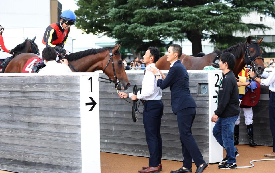 　オールカマーを勝利したレガレイラ（左）。右は２着のドゥラドーレス