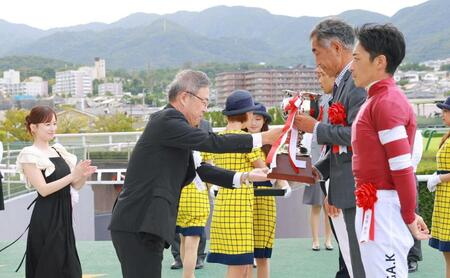 　プレゼンターを務める梶岡修一神戸新聞社長
