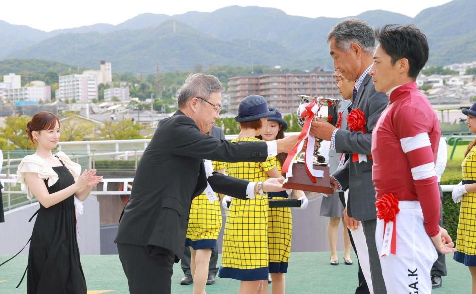 　プレゼンターを務める梶岡修一神戸新聞社長