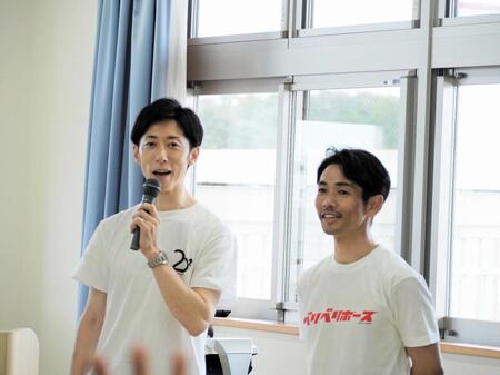 　トークショーに出演した戸崎圭（右）と津村